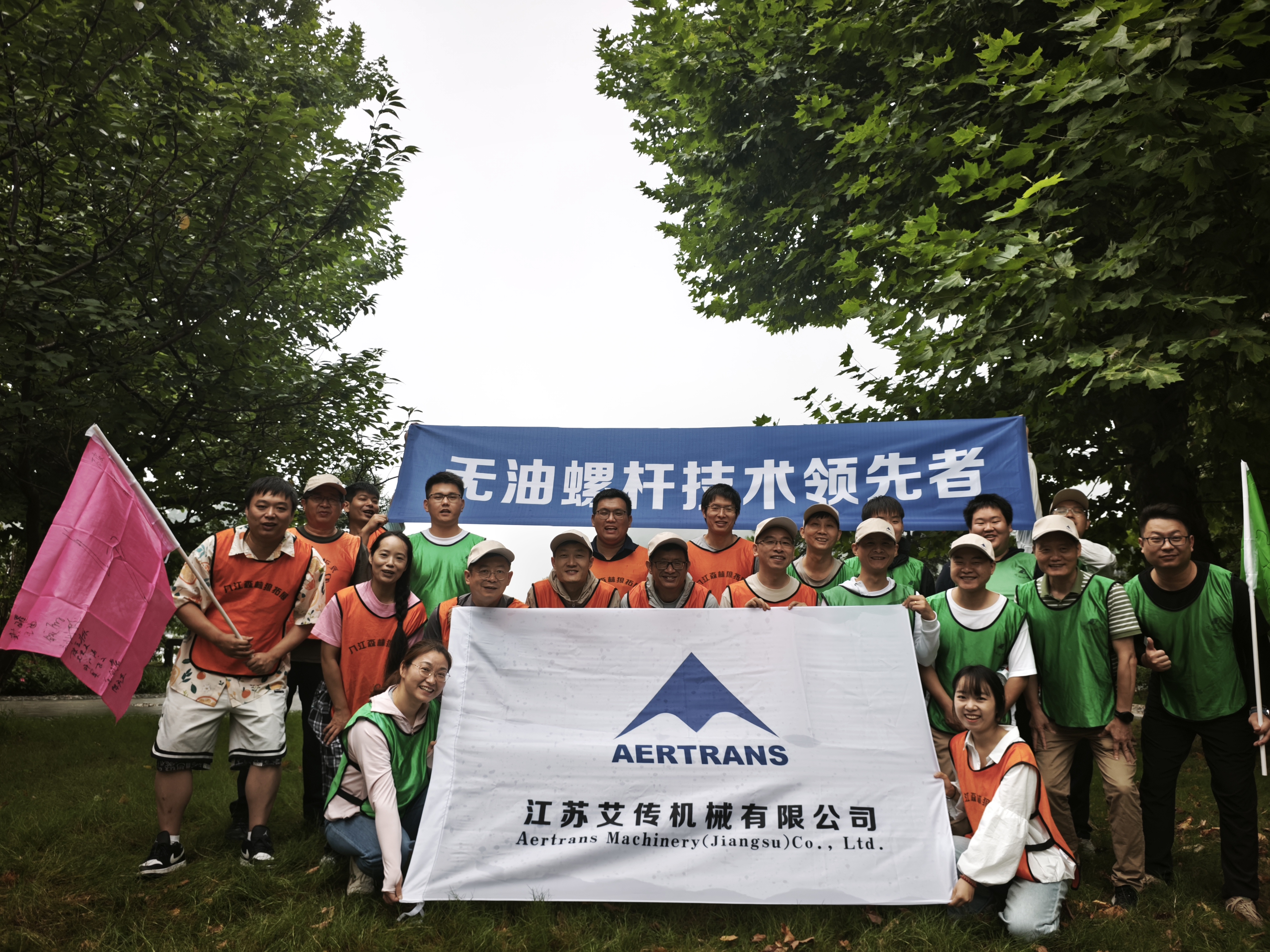 Foto grupal de actividades de construcci&oacute;n de equipos